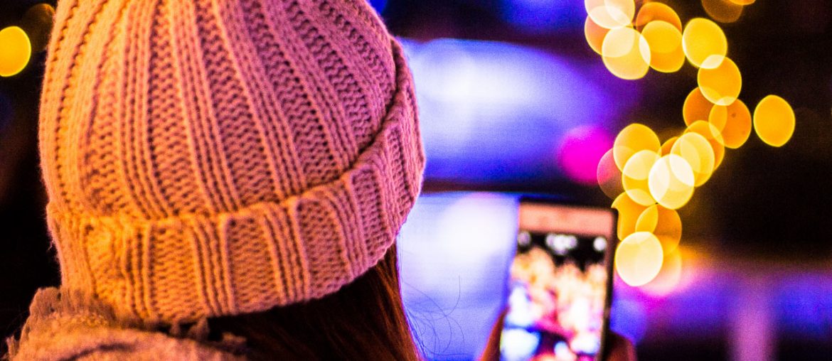 Advent Smartphone Social Media