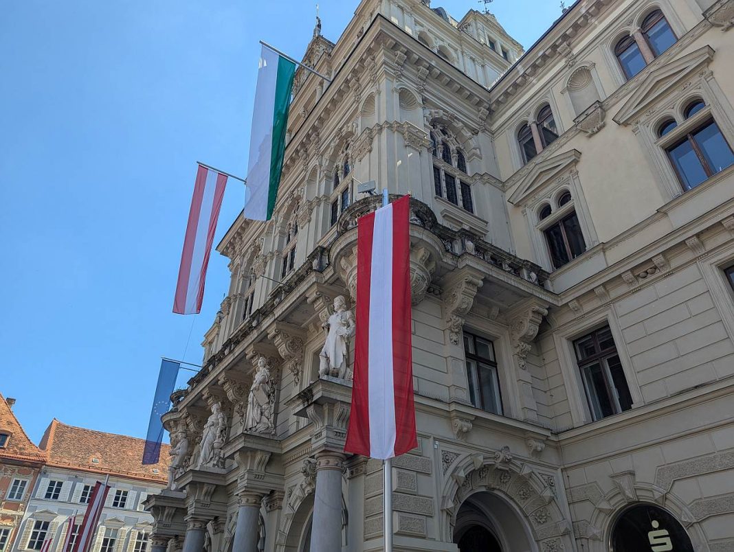 Rathaus mit Österreich Flagge