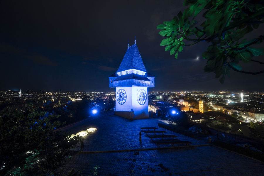 Grazer Uhrturm leuchtet blau